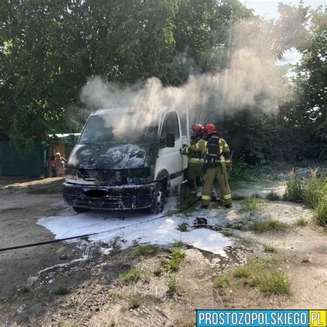 Zdjęcie płonącego samochodu dostawczego na ulicy w mieście