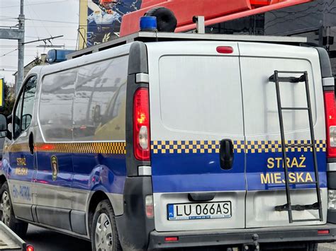 Zdjęcie strażników miejskich gaszących pożar samochodu
