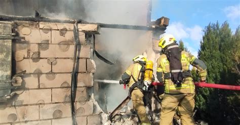 zdjęcie dymu unoszącego się nad płonącym budynkiem OSP w Kamieńsku