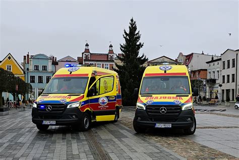 Strażak niosący dziecko do karetki pogotowia