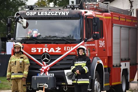 Strażacy OSP Leszczyny ratują psa z przydomowej oczyszczalni