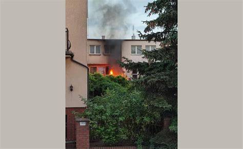 Zdjęcie miejsca pożaru w bloku mieszkalnym na osiedlu Przytorze w Bełchatowie