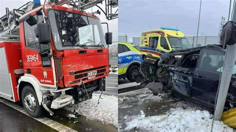 Uszkodzona szyba i lusterko wozu strażackiego po ataku