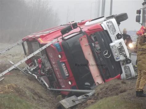 Wóz strażacki leżący na boku po wypadku