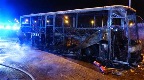 Zdjęcie ilustrujące zniszczenia autobusu po pożarze