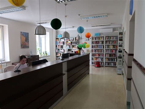 Zdjęcie przedstawiające wejście do Biblioteki Publicznej w Kasinie Wielkiej, mieszczącej się w remizie OSP