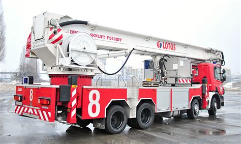 Zdjęcie specjalistycznego podnośnika koszowego Bronto Skylift w barwach LOTOS Straż