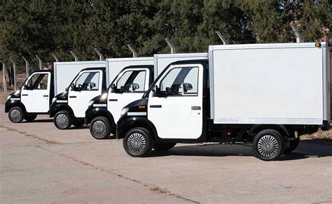 Zdjęcie różnych wersji nadwoziowych Żuka: pick-up, furgon, skrzyniowy
