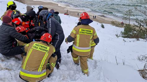 Akcja ratunkowa w trudnych warunkach, osuwiska ziemi, ratownicy