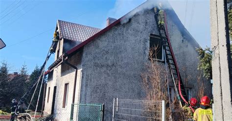 Fotografia z miejsca pożaru domu jednorodzinnego