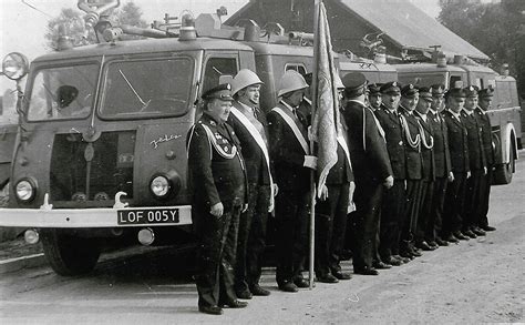 historyczne zdjęcie pierwszego składu OSP Śmiłowice lub wczesnego sprzętu strażackiego