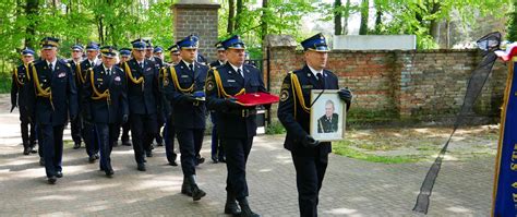 Zdjęcie z uroczystości pogrzebowych strażaka, kondukt pogrzebowy z wozem strażackim