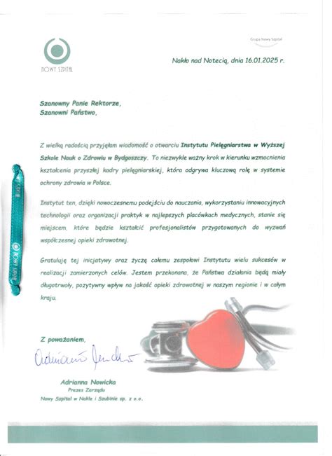 Zdjęcie wręczenia listu gratulacyjnego strażakowi
