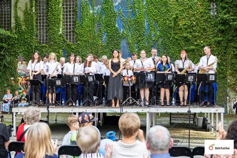 Koncert Miejskiej Orkiestry Dętej na Placu Wolności w Bełchatowie
