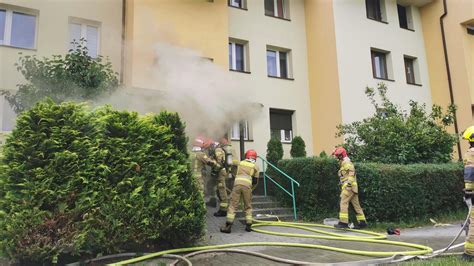 płonący sklep wielkopowierzchniowy, duże zadymienie, akcja gaśnicza