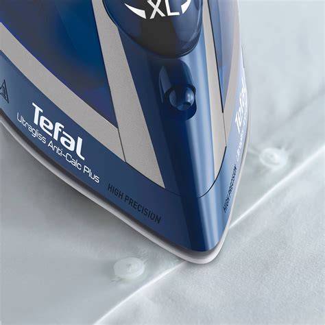 Zdjęcie żelazka Tefal FV9740 w użyciu z przykładem gładkiego prasowania