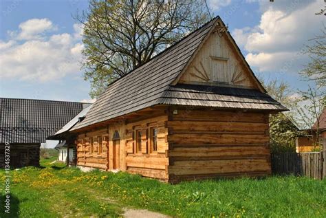 Zdjęcie strażaków gaszących drewniany dom na Podhalu