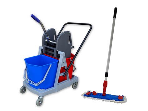 Mobilny zespół sprzątający z profesjonalnym sprzętem w drodze do klienta