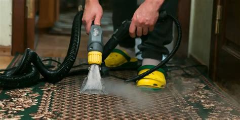 Profesjonalne pranie wykładziny metodą ekstrakcyjną w biurze