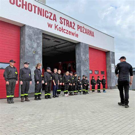 młodzieżowa drużyna pożarnicza na ćwiczeniach w pełnym umundurowaniu