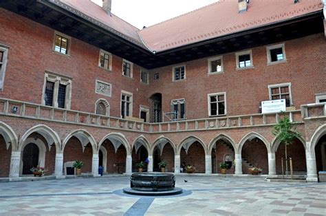 Fotografia Collegium Maius w Krakowie, z widocznym dziedzińcem