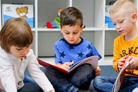 Dzieci uczące się zasad bezpieczeństwa pożarowego