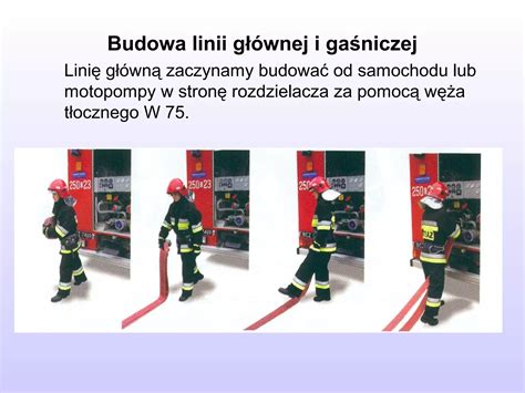 zdjęcie strażaków ćwiczących rozwijanie linii gaśniczych na placu ćwiczeń