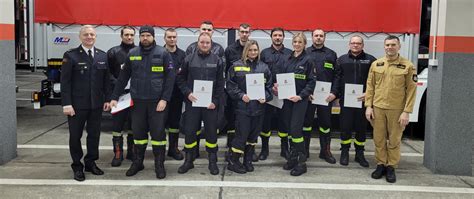 Strażak w spodniach koszarowych, prezentujący swobodę ruchów