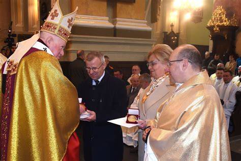 Arcybiskup Adam Szal podczas Eucharystii dla strażaków