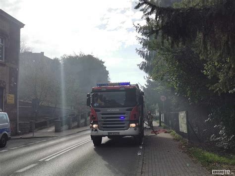 Strażacy gaszący pożar przy ul. Podwale w Bielsku-Białej