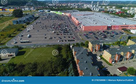 zdjęcie centrum handlowego z widocznym dymem