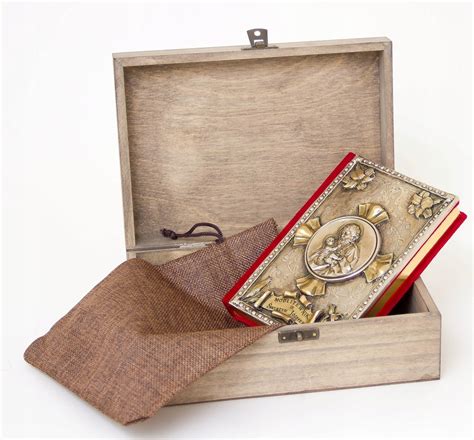 Zdjęcie ozdobnego mosiężnego topora strażackiego z grawerem i ozdobną skrzynią.