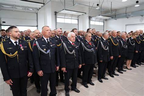 Strażacy odbierający odznaczenia i awanse podczas obchodów Dnia Strażaka w Słubicach