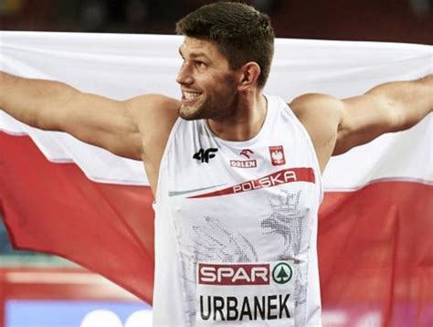 Strażak Arkadiusz Bojarski w trakcie zawodów rzutu dyskiem