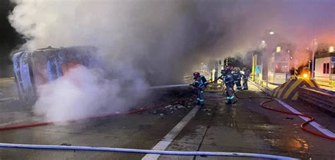 zdjęcie płonącej ciężarówki przy bramkach autostrady A2 w Tarnawie