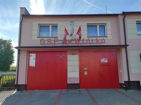 zdjęcie przedstawiające remizę strażacką oraz wyposażenie ratownicze OSP Tłokinia Wielka
