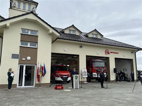 Stara drewniana strażnica OSP Biesiadki z ręczną sikawką
