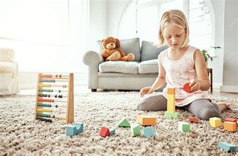 Zabawa w strażaka, dziecko w stroju strażackim z zabawkami