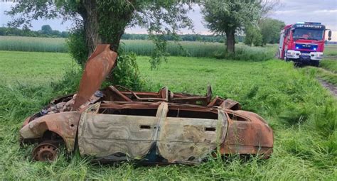 Zdjęcie spalonego samochodu na ulicy Starachowic