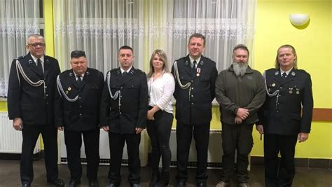 Zdjęcie przedstawiające nowy zarząd OSP Pawłowice w galowych mundurach
