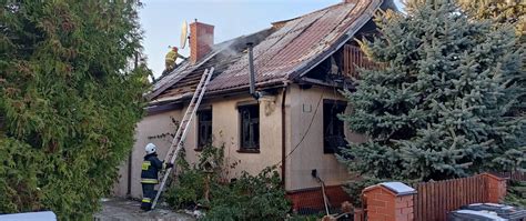 Zdjęcie zniszczonego dachu po pożarze budynku