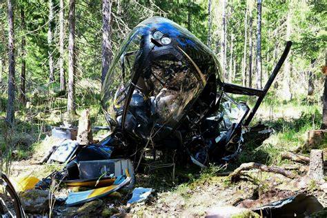zdjęcie wraku helikoptera po katastrofie w lesie