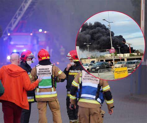 zdjęcie hali magazynowej po pożarze, z widocznymi zniszczeniami
