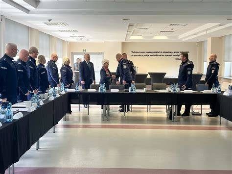 Uczestnicy konferencji dotyczącej modernizacji Ośrodka Szkolenia Policji w Sieradzu