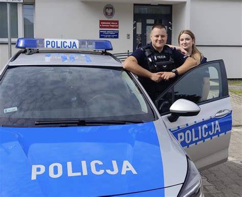Policjanci podczas działań ewakuacyjnych wewnątrz zadymionego budynku