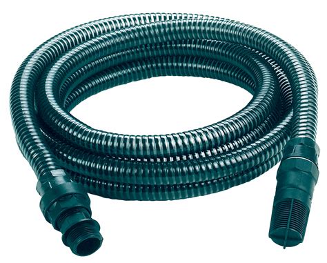 zdjęcie węża strażackiego podłączonego do pompy wodnej w terenie