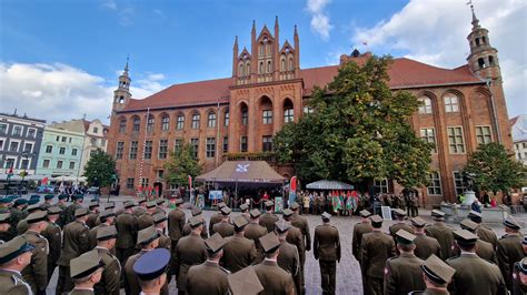 Zdjęcie z przemarszu pocztów sztandarowych i orkiestry podczas jubileuszu