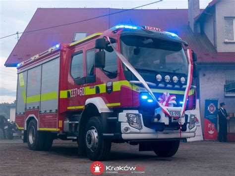 Nowy średni samochód ratowniczo-gaśniczy Volvo FLD3C na tle remizy OSP Aleksandria