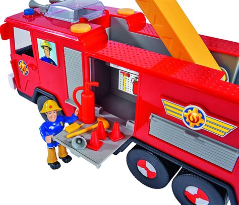 Ilustracja przedstawiająca remizę strażacką z serialu Strażak Sam z figurkami i pojazdami