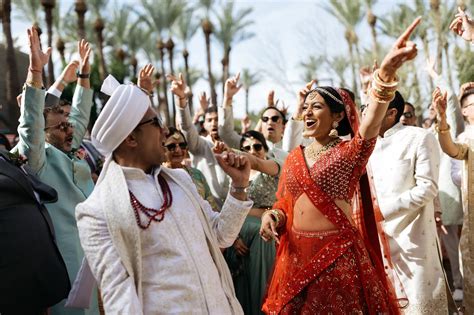 para młoda w tradycyjnych indyjskich strojach ślubnych, otoczona kwiatami i sercami